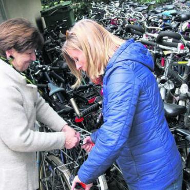 90 Velos gesammelt - Gespendete Velos, so weit das Auge reicht. Sandra Roth (rechts) und Ruth Brunner vom Claro-Team sichern nach der Sammlung die Velos mit Drahtseilen. Bild: bos