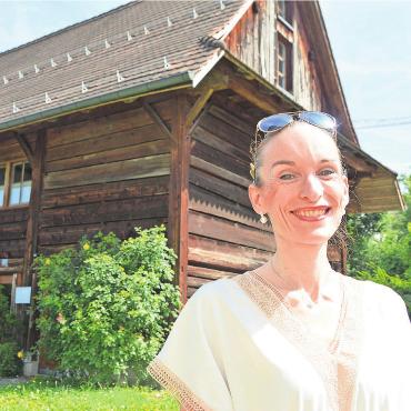 Kein wirklicher Abschied - Cindy Studer vor der Pfarrschüür in Oberlunkhofen, wo die Reformierte Kirche Kelleramt ihren Sitz hat. «Ich habe mich in all den Jahren sehr wohl gefühlt hier», sagt sie. Bilder: Annemarie Keusch