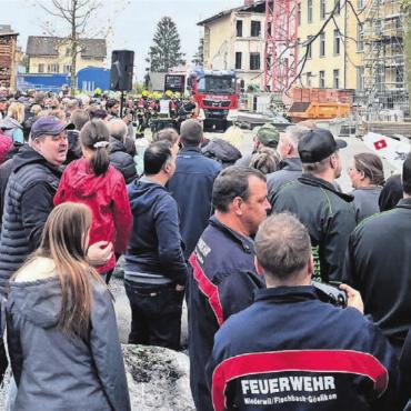 Flugzeug knallt in Schulhaus - Dicht gedrängt beobachtete das Publikum den Einsatz der Feuerwehr Wohlen auf dem Areal des Schulhauses Halde. Bilder: Walter Minder