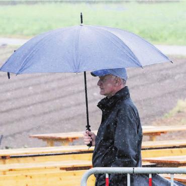 Ein schlammiger Hauch Olympia - Am Sonntag war es fast unmöglich, das Geschehen ohne Regenschirm zu verfolgen. Nach mehreren Jahren mit schönem Wetter hat es am Argovia Vittoria-Fischer Cup in Hägglingen geregnet.