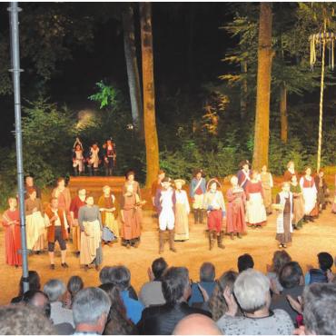 Mit den Proben gestartet - Vor zehn Jahren war die Lichtung beim Forsthaus bereits Schauplatz des Freilichtspiels «Emmetfeld». Ab August wird am gleichen Ort das neue Stück «Gwitternacht» aufgeführt. Bilder: Archiv