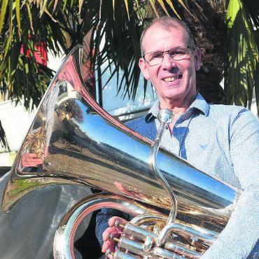 Kollegialer «Chrampfer» - Seit über 50 Jahren leidenschaftlicher Musikant: Albin Räber. Bilder: Thomas Stöckli / Archiv zg