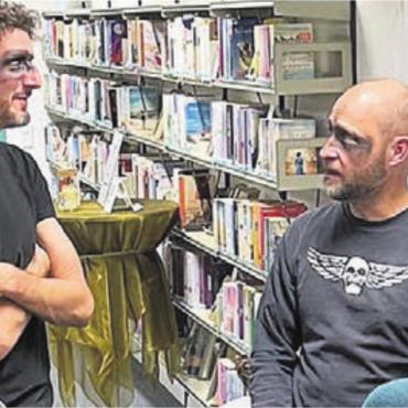 Wenn sich Erwachsene fürchten - Dennis Andermatt (Mitte) und sein Helfer begeisterten das Publikum und erwiesen sich nach der Lesung als sympathische Gesprächspartner. Bild: zg