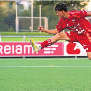Neues Leben auf der Brühl - Der 16-jährige Dylan Bruggmann erzielt das 5:0 für den FC Muri. Bilder: Andy Müller