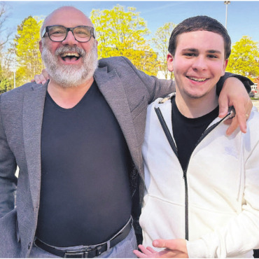 Der Apfel sucht den Stamm - Cihan und Finnigan Inan besuchen die Heimat. Vater und Sohn vor der katholischen Kirche in Wohlen. Bild: Stefan Sprenger
