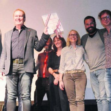 Guten Filmen ein Publikum bieten - Verdiente Sieger: Daniel Renggli (2. von links) und seine Vorstandskollegen freuen sich über die Auszeichnung durch die Gemeinde Wohlen. Überreicht wurde der Kulturpreis 2023 durch Gemeinderat Roland Vogt (links), die Laudatio hielt der Filmschaffende Kaya Inan (rechts). Bild: Chregi Hansen