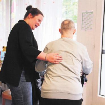 Der Mensch im Mittelpunkt - Désirée Sauvain von der privaten Spitex unterstützt die Betreuer bei der medizinischen Pflege im Wohnheim. Bild: Monica Rast