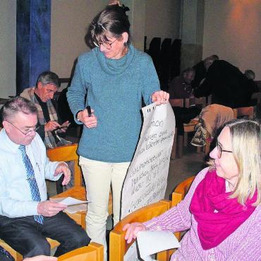 Ein Kulturwandel ist nötig - Engagierte Teilnehmer der Podiumsdiskussion mit vollem Eifer bei der Lösung der Gruppenarbeit. Bilder: Alphonse Hauser