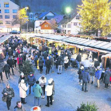 Auf die Festtage einstimmen - Vor zwei Jahren war der Villmerger Weihnachtsmarkt sehr gut besucht. Jetzt hoffen die Organisatoren auf ein ähnlich grosses Interesse am 7. Dezember. Bild: Archiv/chh