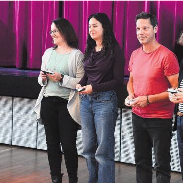 Bilder in Worte verwandeln - Melanie Müller (links), Leiterin der Bibliothek Wohlen und Mitorganisatorin, bedankt sich bei den Protagonisten der offenen Bühne: Verena Schütz, Simon Libsig, Manuela Salkica und Doris Dubach (von rechts). Bilder: Chregi Hansen