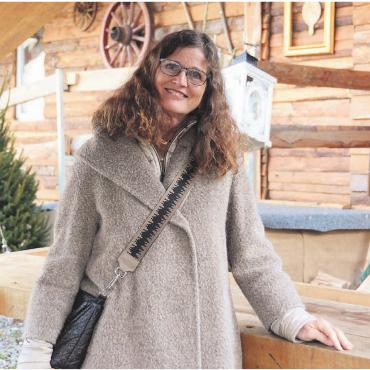 Als Frau ihren «Mann» gestanden - Ariane Gregor ist beruflich und in ihrer Freizeit gerne kreativ tätig. Darum posiert sie für das Foto vor der Werkbank beim Chlaushüsli. «Wobei ich mit Werkbänken nichts am Hut habe», wie sie lachend erklärt. Bild: Chregi Hansen