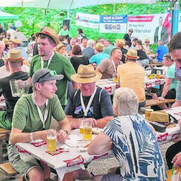 Gemeinsam unterwegs - Der Abschluss fand wie gewohnt im Chüestellihau statt. Und hier blieben viele noch etwas länger sitzen und feierten bis in die Nacht.