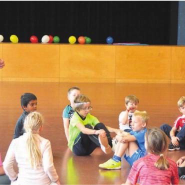 Werbung für den Sport - Eveline Koch in ihrem Element. Den Kindern Spass am Sport und an der Bewegung zu vermitteln, ist ihr 
enorm wichtig.
Bilder: Annemarie Keusch