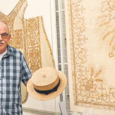 Der Mann der wahren Schätze - Daniel Güntert vor den beiden Kunstwerken: An der Archivwand hängen hinter einer Glasscheibe ein Messgewand und ein Altartuch. Bilder: Daniel Marti