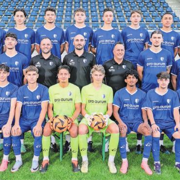 Die Liebe zur Wohler Energie - FC Wohlen, Saison 2024/25, hinten, von links: Kenan Domazet, Eyman Avci, Shpejtim Berisha, Lorik Kuqi, Mike Loepthien, Adil Besirevic, Luka Pavlovic, Zoran Filipovic. Mitte: Giusi Aurilio (Teammanager), Ercan Kacir, Marlon Rizzo, Nikola Bozic (Assistenztrainer), Rade Petkovic (Trainer), Maurizio De Lorenzo (Goalietrainer), Damjan Sucur, Sander Kalan, Gregi Trovato (Vorstand Sport). Vorne: Sasha Trovato, Leonard Alimi, Mario Strebel, Djellon Shahini, Cristian Galati, Robin Bruhn, Jerith Jesuratnam, Paris Kasemovic, Ensar Dullovi, Maurizio De Icco. Es fehlen: Dardan Pnishi und Radomir Damjanac (Physio).