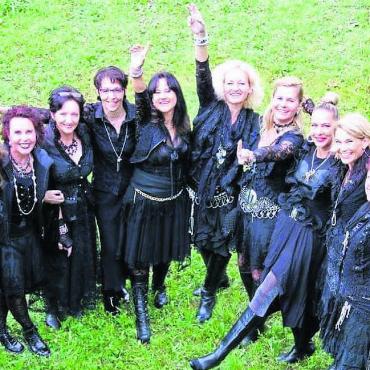 Häxe-Zauber in Abbruchbude - Die Häxe (von links): Karin Dubler, Gaby Lütolf, Karin Schicker, Regula Rohner, Karin Roth, Gunda Fischer, Raffaela Isler, Carola Mpliamplias, Sandra Huwyler, Marlen Dubler. Bild: zg