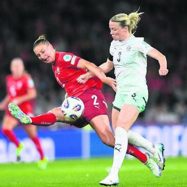 Rückendeckung von Regionalgrössen - Die Murianerin Julia Stierli (links) im Zweikampf gegen Islands Sandra Jessen. Die Schweizerinnen kämpfen um den Viertelfinal-Einzug, der Frauenfussball generell um Akzeptanz. Bild: Freshfocus