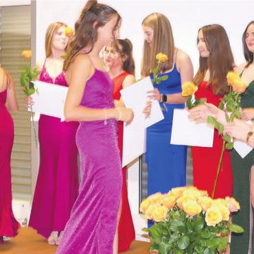 Ein neues Leben beginnt - Die Realschüler nahmen ihre Zeugnisse entgegen. Bilder: Stefan Treier