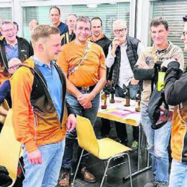 Neues Ehrenmitglied - Präsident Mario Piffaretti übergibt dem neuen Bilder: zg