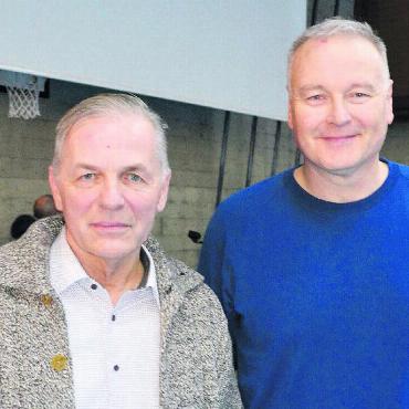 Steuererhöhung angenommen - Sie stellten die Steuerprozenterhöhung vor: Vizeammann Thomas Rohrer (links) und Fi-Ko-Präsident Rudolph Koch. Bild: Roger Wetli