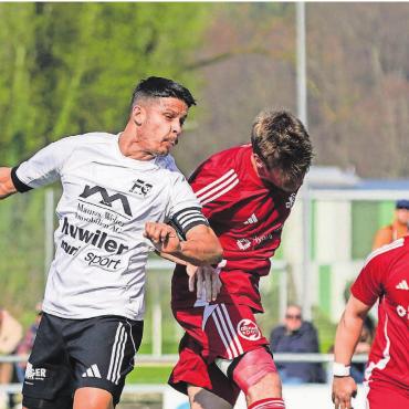 Mit Köpfchen zum Startsieg - Wumms. 2:0. Simone Parente wuchtet den Ball nach einer halben Stunde ins Netz und erzielt bereits sein zweites Tor in diesem Spiel. 
Bild: Andy Müller