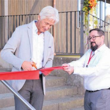 Für einmal einfach Freude haben - Eröffnungsakt: Schulleiter Adrian Hofer (links) und Gemeinderat Mario Stirnimann.