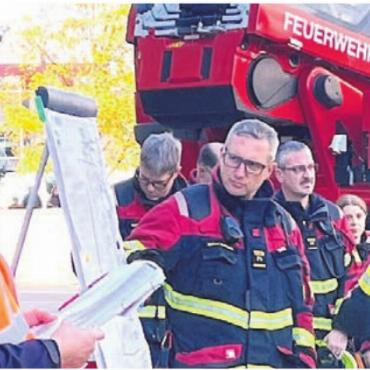 Für den Ernstfall gerüstet - Einsatzleiter Roman Schuler (rechts) zieht zum letzten Mal Fazit an einer Hauptübung.