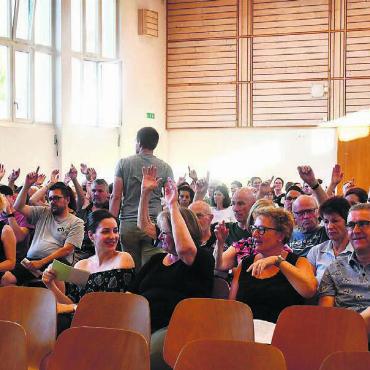 Zugeschnitten auf Bedürfnis - Die Stimmbürger genehmigten alle Traktanden mehrheitlich einstimmig. Bild: Monica Rast