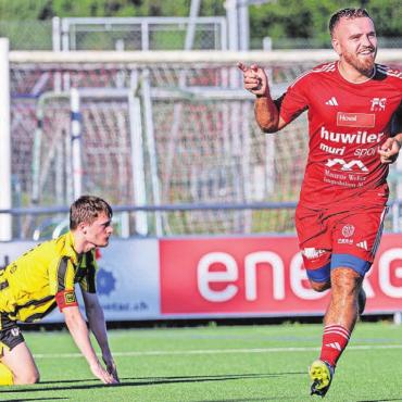 Rückkehr zum Siegen - Adilj Sejdiji (rechts) bejubelt seinen Treffer zum 2:0. Es ist die Vorentscheidung für den FC Muri. Bild: Simon Huwiler
