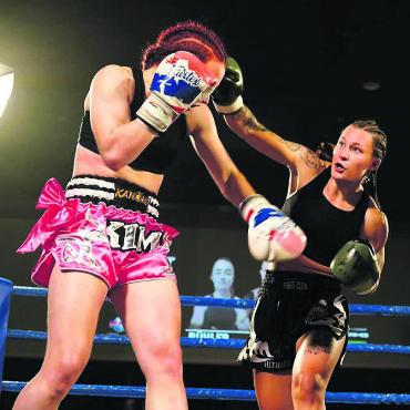 Powerfrau mit Punch - Harter Punch: Céline Eberli (rechts) wurde (im ISKA-Verband) Europameisterin im K1 und Vize-Europameisterin im Thaiboxen.