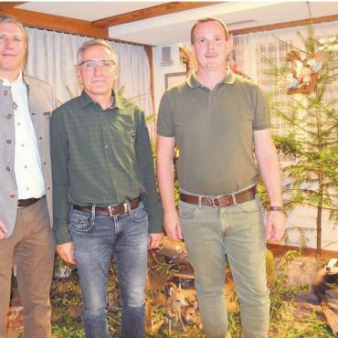 Neuer Obmann für die Jägerschaft - Leitung der Bezirkssektion Jagd Aargau (v. l.): Guido Heggli übergibt an Adrian Seiler, Stellvertreter wird Daniel Wyss. Bild: Thomas Stöckli