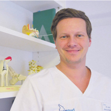 Keine Angst, sich festzulegen - Er ist froh, den Schritt gewagt zu haben, auch wenn die eigene Praxis einiges an Verantwortung und eine hohe Arbeitsbelastung mit sich bringt. Bild: Annemarie Keusch