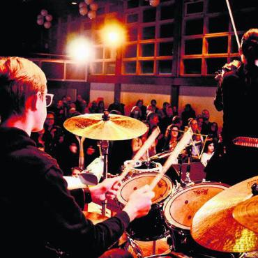 18 Bands im Rampenlicht - 18 Bands, über 200 Schülerinnen und Schüler sowie eine grosse Bühne – das sind die Hauptzutaten für das Grossprojekt. Die Premiere des Bandmonats (Bild) fand vor zwei Jahren statt. Bild: zg