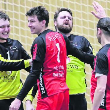 Zwei Zauberer und ein Teamgeist - Die Wohler feiern den unerwarteten Sieg gegen den Leader. Von links: Dario Koch, Joshua Schmid, Sascha Rudi und Manuel Frey.