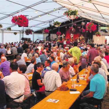 Eine Festmeile für Jung und Alt - Ob Sonne oder Regen − das Auwer Dorffest ist für alles gerüstet. Bild: zg