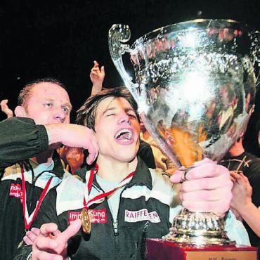 «Pasci» der Grosse - Der erste Meistertitel 2008: Pascal Strebel und Trainer Leutert.