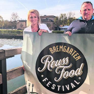 Schlagerwahnsinn wird gratis - Das OK des Reussfoodfestivals um Esther Lattmann (l.) und Stephan Troxler (r.) hat seinen Anlass neu ausgerichtet. Bilder: Marco Huwyler