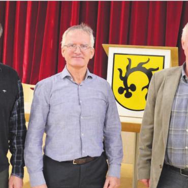 Deponie nach Oberrüti erweitern - Sie haben in der Mehrzweckhalle gemeinsam über die Pläne und die Möglichkeiten der Mitwirkung orientiert. Von links: Josef Wanner, Planer der ilu AG, Thomas Schwarzentruber, Gemeinderat Oberrüti, und Dieter Greber, Verwaltungsratspräsident der Deponie Freiamt AG. Bilder: Thomas Stöckli / zg