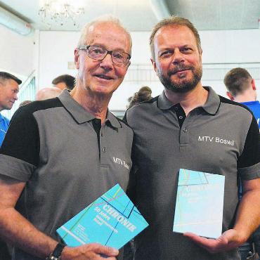 Viele Anekdoten, eine Geschichte - Den Dorfvereinen, Sponsoren, befreundeten Männerturnvereinen und den eigenen aktiven und ehemaligen Mitglieder präsentierten Richard Gähwiler (links) und Edwin Keusch die Chronik des Männerturnvereins. Bild: Annemarie Keusch