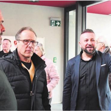 «Unsere Argumente sind richtig» - Diskussionsrunde innerhalb des Ja-Komitees und unter Einwohnerräten (v. l.): Patrick Schmid (Grüne), Daniel Heinrich (Mitte), Sasha Stojmenovski (SP) und Harry Lütolf (Mitte). Bild: Daniel Marti