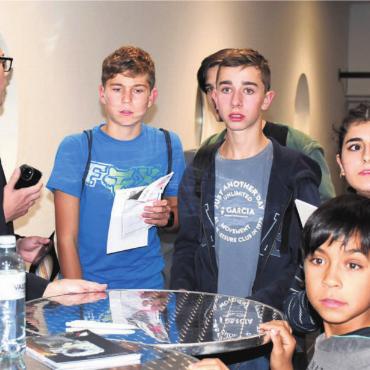 Den unmöglichen Traum gelebt - Wie ein Superstar: Nach seinem Auftritt in der Kanti gab Astronaut Claude Nicollier bestens gelaunt noch eine knappe halbe Stunde lang Autogramme. Bild: Daniel Marti