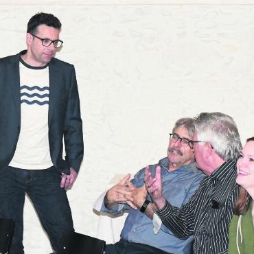 Viel Potenzial im Zentrum - Vereinspräsident Philipp Simka im Gespräch mit Mitgliedern des jungen Vereins «Schöner Wohlen». Bild: Daniel Marti
