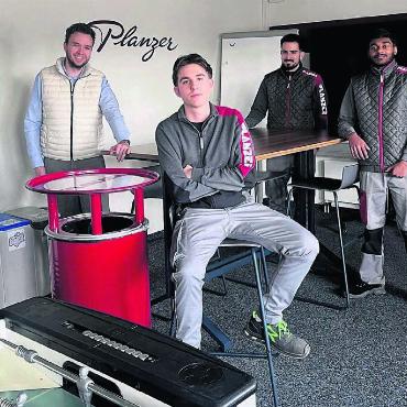 Lounge zum Lernen und Chillen - Moderne Technik fürs Lernen, aber auch für die Work-Life-Balance: Michael Haas, Giuseppe Cecere, Miguel Ferreira und Culian Siva (von links) präsentieren die neue Lounge für Auszubildende. Bilder: Britta Müller