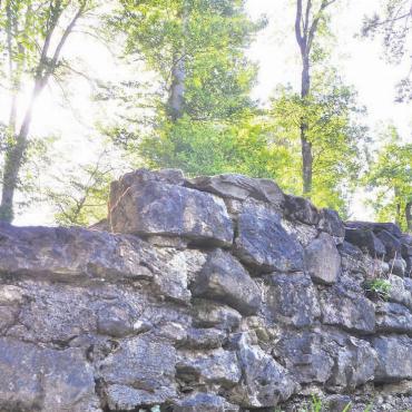 Geheimnisvolle Ruine - Hier stand im 13. Jahrhundert eine Burg. Mauerresten aus längst vergangenen Zeiten bei Oberlunkhofen. Bild: Thomas Stöckli