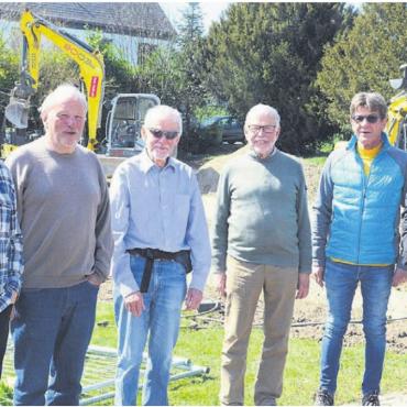 Anlage bereits finanziert - Ein Teil der Initianten während des Baus (von links): Peter Renner, Präsident Jean-Claude Hofstetter, Peter Günther, Ernst Gisi, Urs Frei sowie Projektverfasser und Bauleiter Daniel Fischer, der neu in den Vorstand gewählt wurde. Bild: Archiv