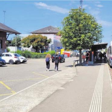 «Elefanten» aus dem Weg schaffen - Aktuell hält die BD-Bahn an einer eigenen Haltestelle. Bald schon soll der Zug den eigentlichen Bahnhof anfahren können. Bild: chh