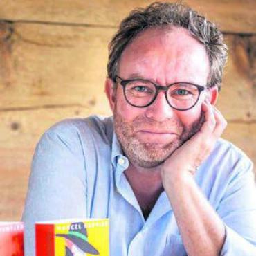 Mordsmässiger Lesespass - Marcel Huwyler liest im Reusspark ein «Best-of» respektive «Bösestof» seiner beiden Krimi-Ladys. Bild: zg