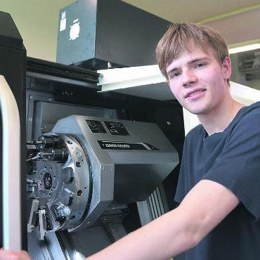 Eigentlich gegen seine Natur - Thomas Veidt an der CNC-Drehmaschine, die sein Arbeitgeber extra für ihn früher als geplant angeschafft hat. Bild: Annemarie Keusch