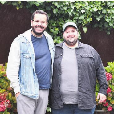 Idyllischer Start in den Advent - Sind mit frischem Elan und grosser Vorfreude bei den Vorbereitungen (v. l.): Patrick Grob und Pascal Schmider vom Verein für Kultur. Bild: mo