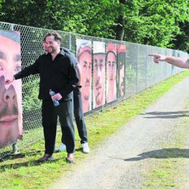 Ode an die (Handwerks-)Kunst - Markus Blocher zeigt sich auf dem Rundgang begeistert von den Werken. «Ohne gutes Handwerk geht in der Wirtschaft nichts», ist er überzeugt.